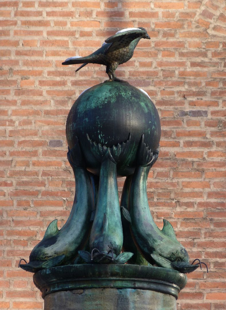 Symbol-Fountain Fountain figure from the south: A bird is sitting on a sphere carried by dolphins