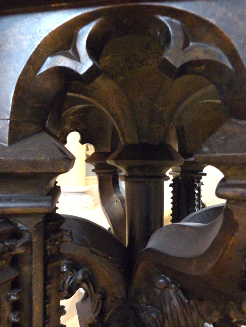 Baptismal font Central pillar with vaulted bottom of the font
