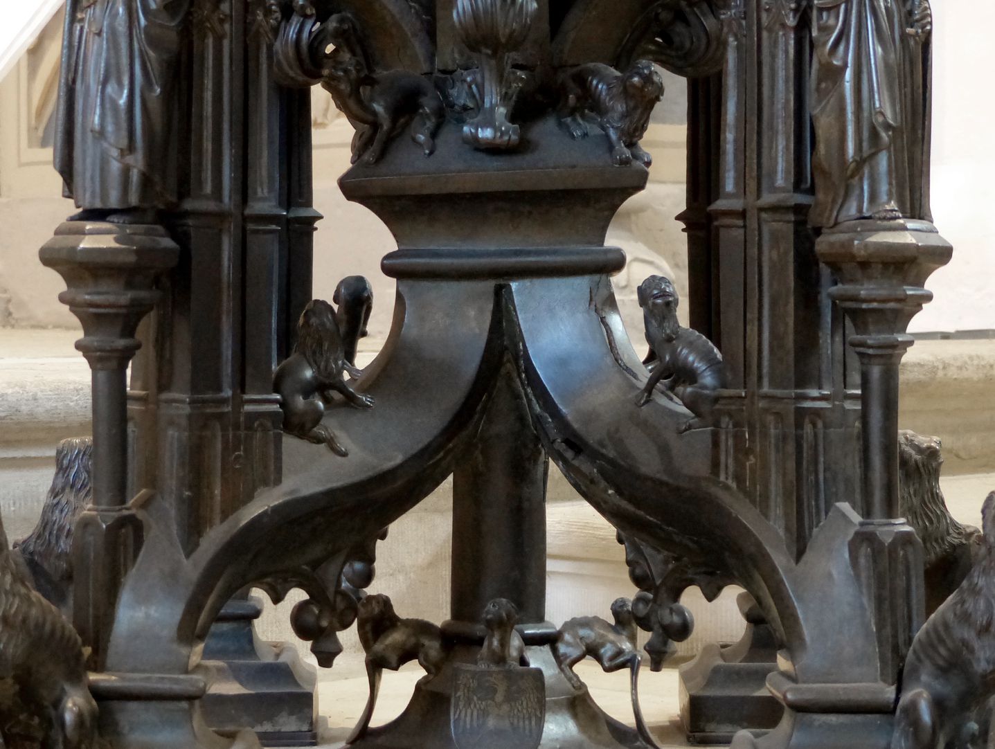 Baptismal font Curved braces with mythical creatures