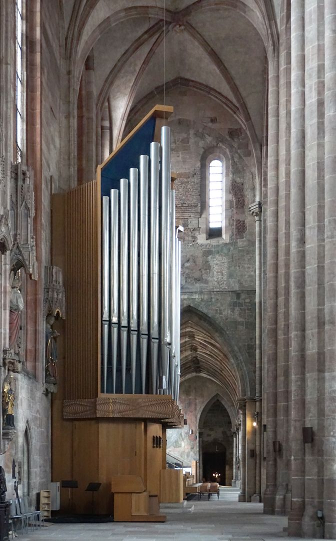 Traxdorfer Orgel Hallenchor, historische Position der Traxdorf-Orgel an der Südwest-Wand, davor die neue Orgel der Orgelbauwerkstatt Willi Peter aus Köln von 1975