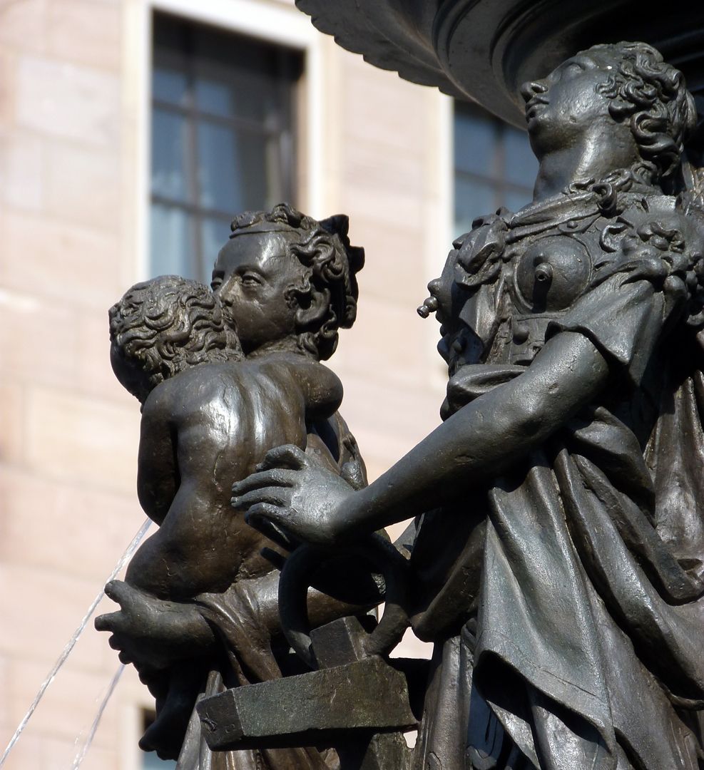Tugendbrunnen Tugend der Liebe mit einem Kind auf dem Arm / Tugend der Hoffnung mit einem Anker, Detailansicht