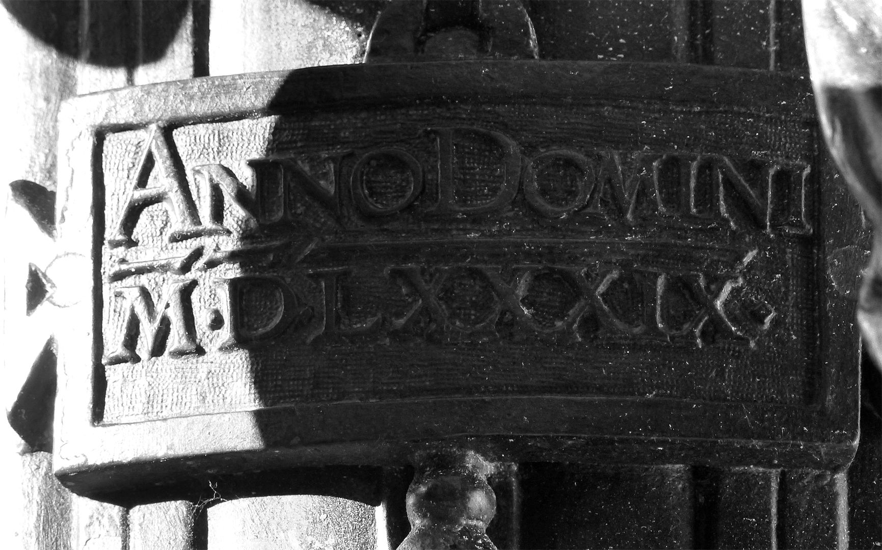 Tugendbrunnen Am Brunnenpfeiler eine Tafel mit Datierung: Anno Domini M D L X X X I X = Im Jahre des Herrn 1589