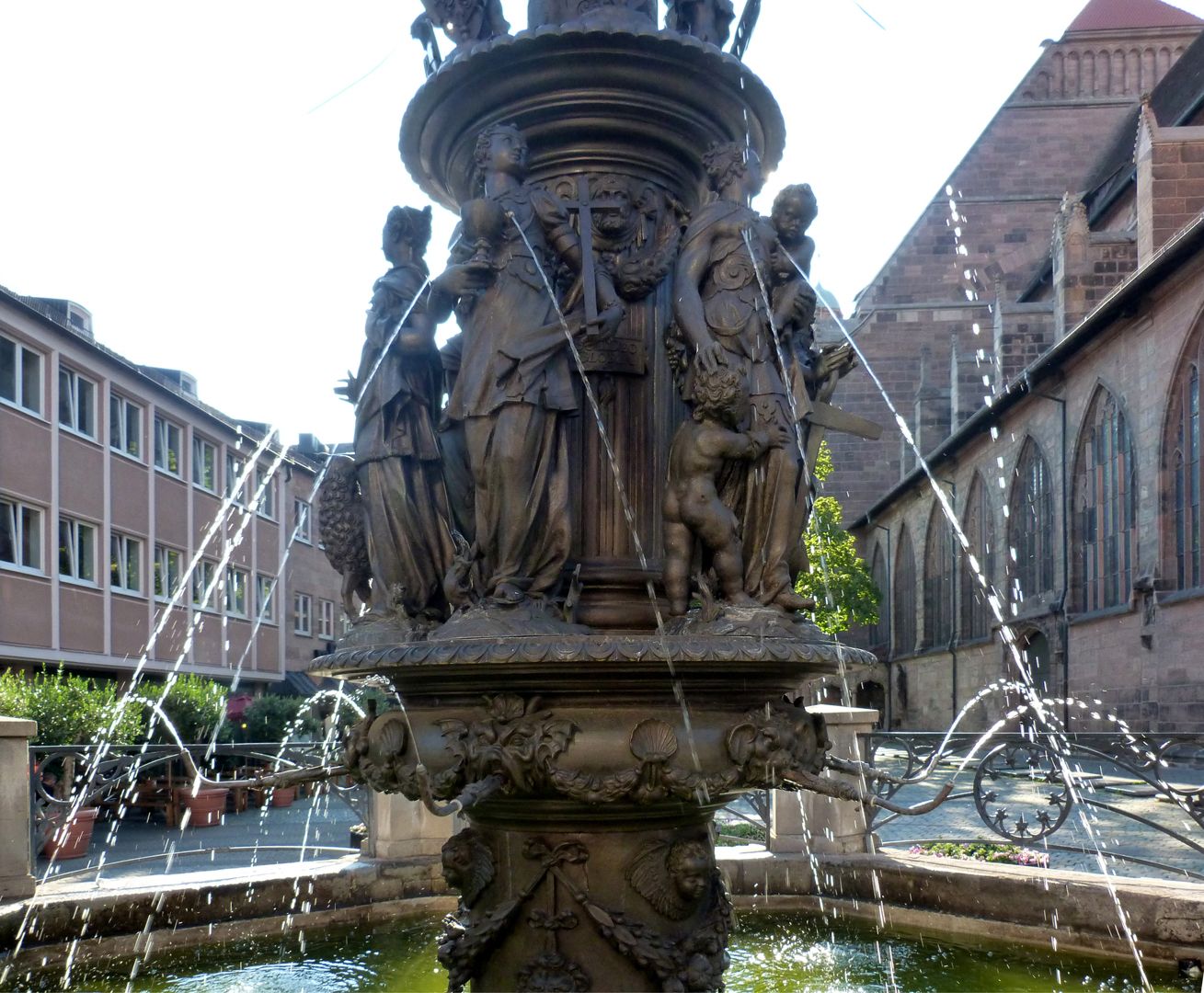 Tugendbrunnen oberer Schaft, darauf maskengeschmückte Schale mit Wasserspeiern, darauf die erste Etage mit sechs Tugenden