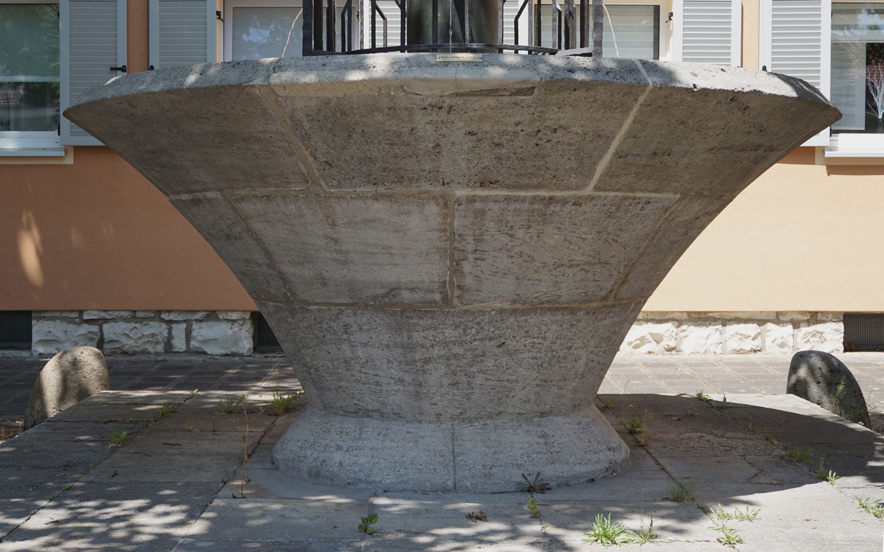 Father-and son-fountain Well trough