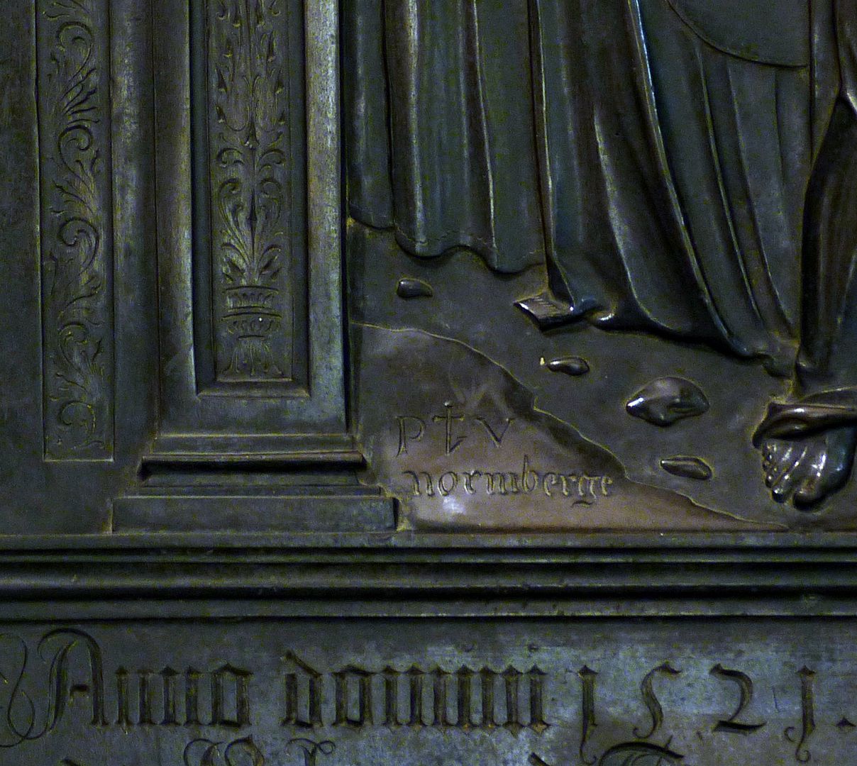 Brass epitaph of Margarete Tucher Artist´s signature