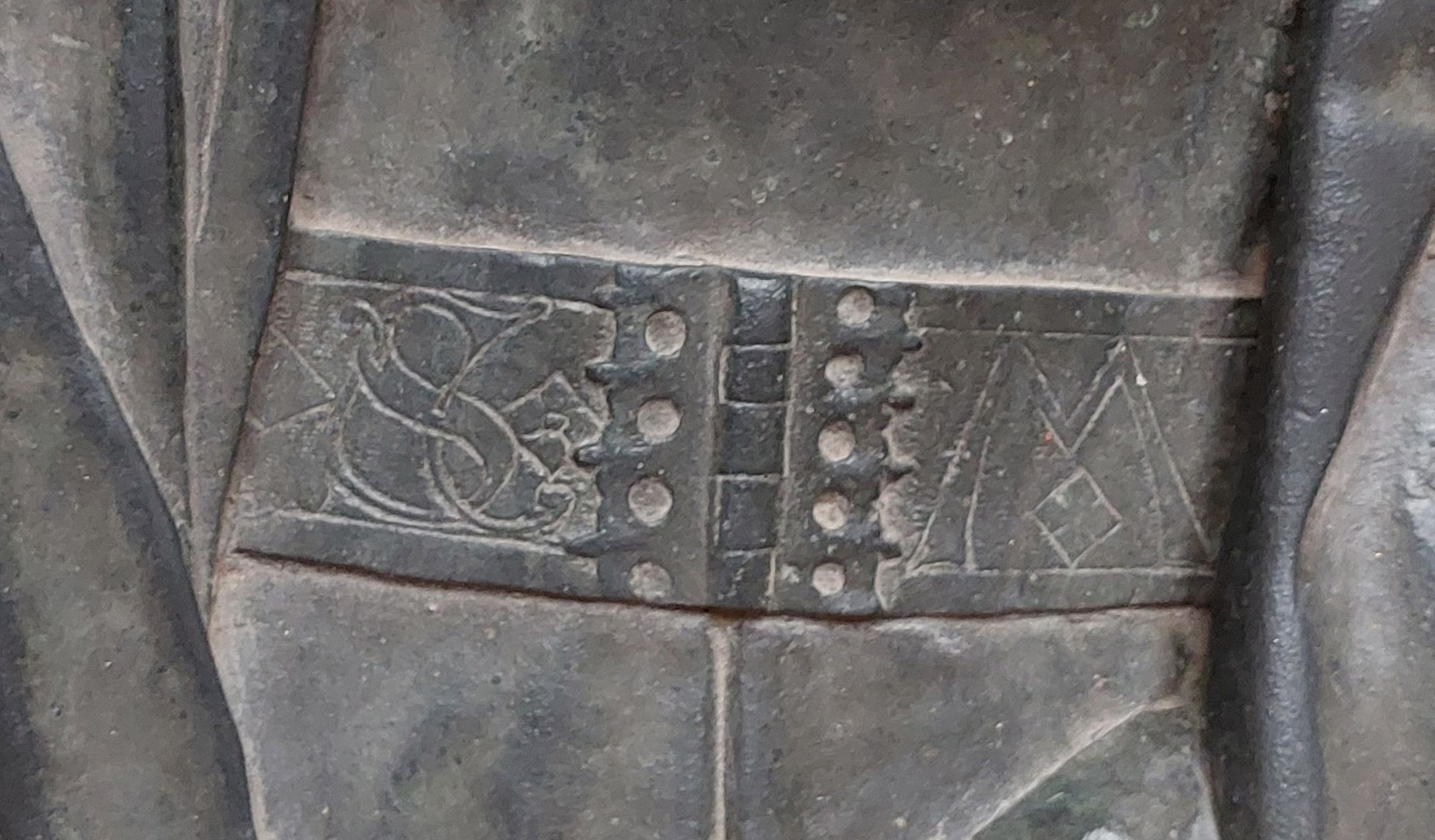 Grabplatte der Herzogin Sophia von Mecklenburg, Prinzessin von Pommern Detail der Gürtelschließe und die Initialen S und M
