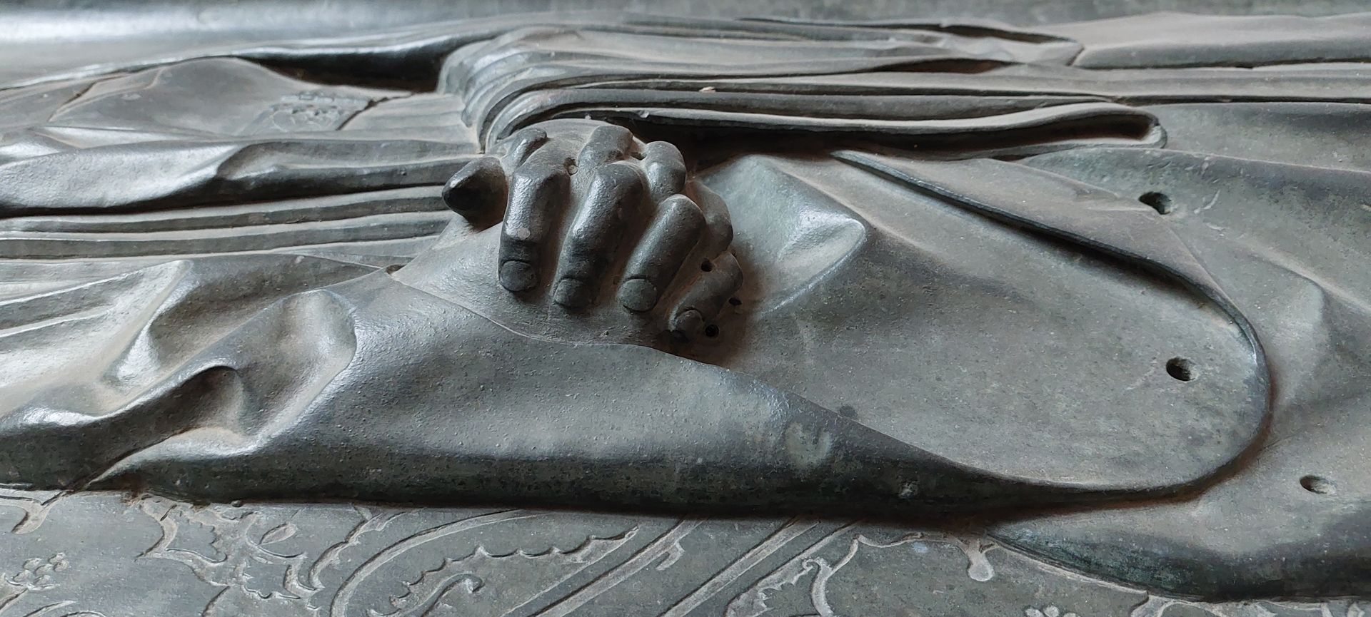 Grabplatte der Herzogin Sophia von Mecklenburg, Prinzessin von Pommern seitliche Ansicht der gefalteten Hände (in den Montagelöchern war vermutlich ein Rosenkranz befestigt)
