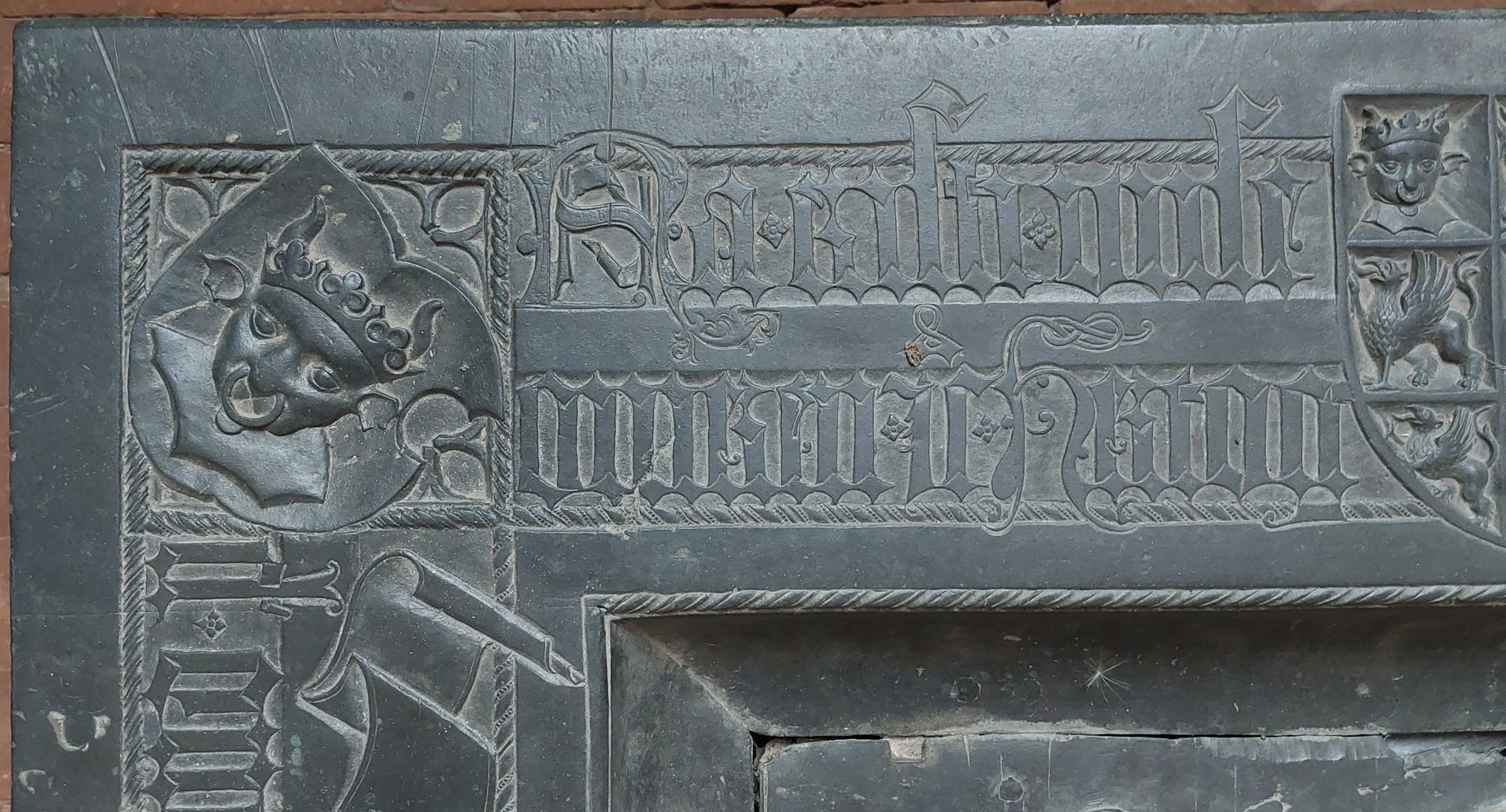 Grabplatte der Herzogin Sophia von Mecklenburg, Prinzessin von Pommern linke ober Ecke mit dem Stierkopf des Wappens von Mecklenburg