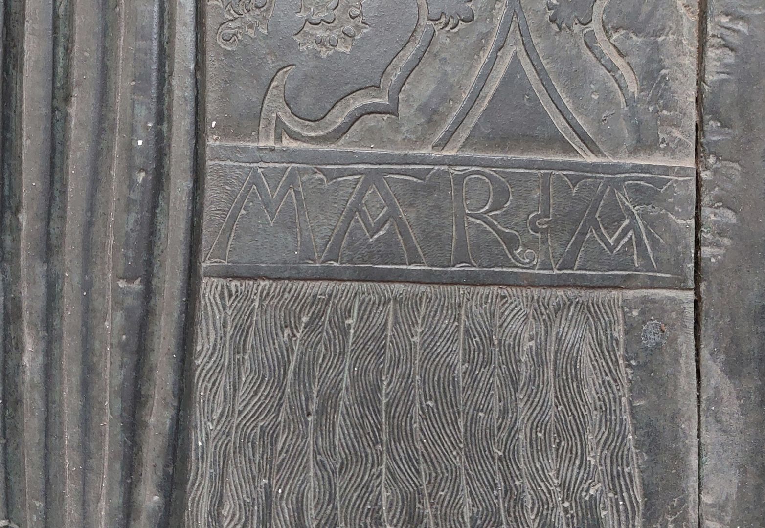 Grabplatte der Herzogin Sophia von Mecklenburg, Prinzessin von Pommern rechte mittlere Plattenpartie, Vorhangmuster und Inschrift "MARIA"