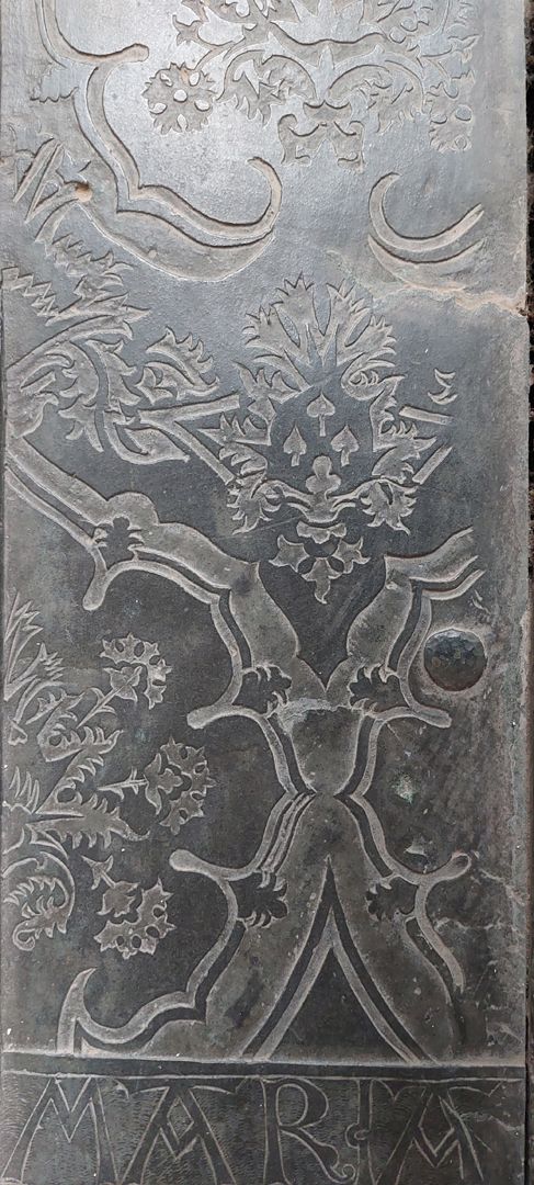 Grabplatte der Herzogin Sophia von Mecklenburg, Prinzessin von Pommern linke mittlere Plattenpartie, Vorhangmuster über der Inschrift "MARIA"