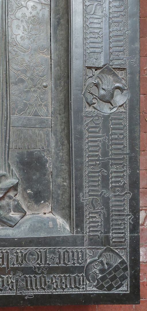 Grabplatte der Herzogin Sophia von Mecklenburg, Prinzessin von Pommern untere rechte Plattenpartien mit den Wappen von Usedom (Fischgreif) und unten Wolgast