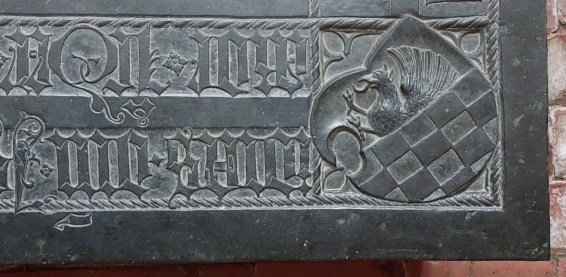 Grabplatte der Herzogin Sophia von Mecklenburg, Prinzessin von Pommern untere rechte Plattenecke mit dem Wappen von Wolgast (geteilt, oben wachsender Greif, unten gescheckt)