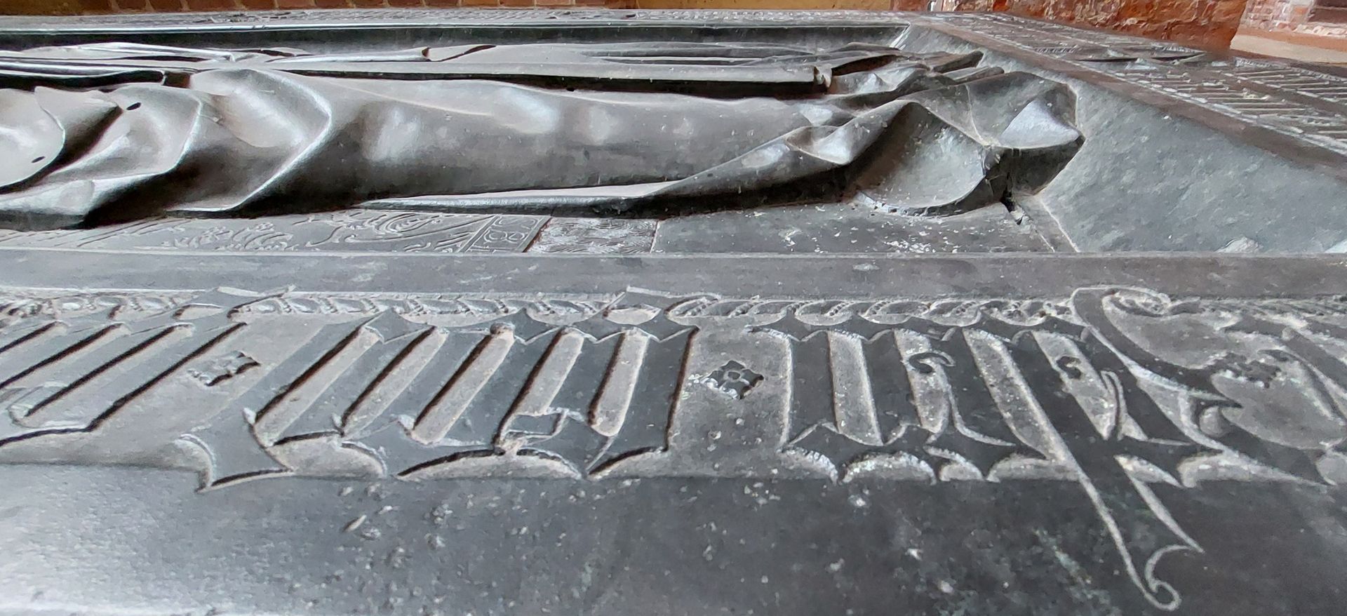 Grabplatte der Herzogin Sophia von Mecklenburg, Prinzessin von Pommern untere Plattenpartie, Schrägansicht von links