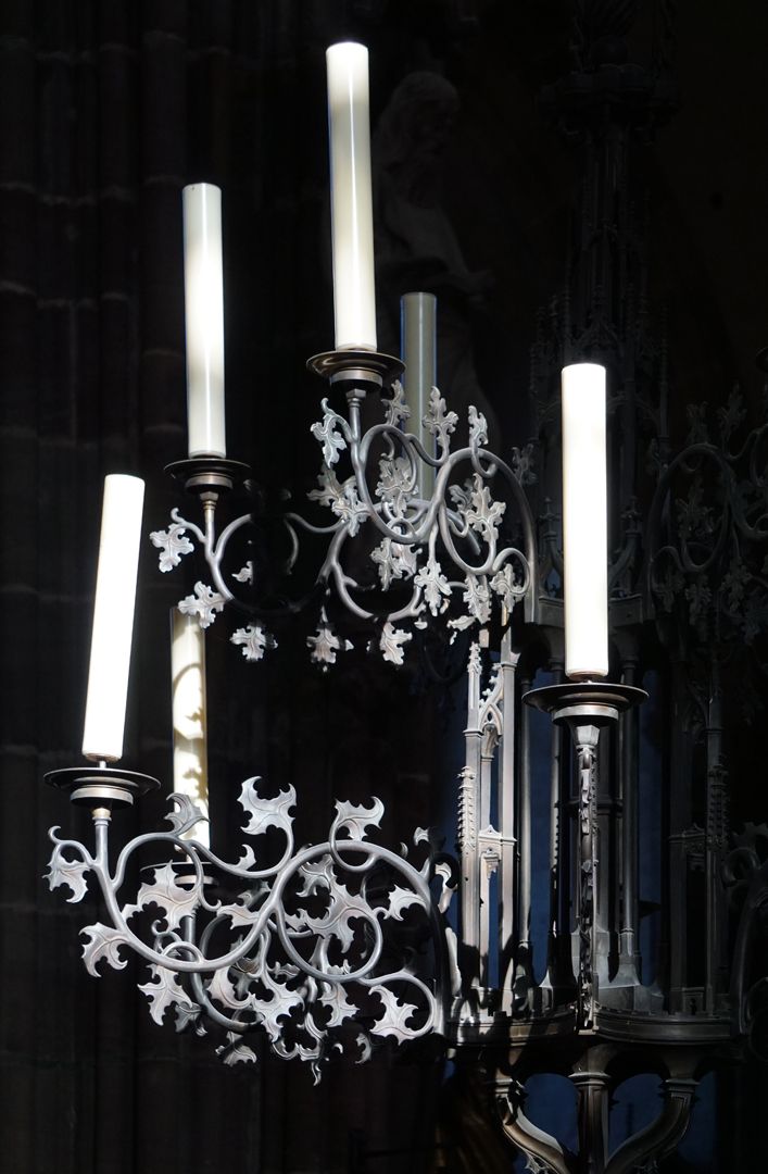 Bronze chandelier oberer und unterer Leuchterteil mit Rankenarmen