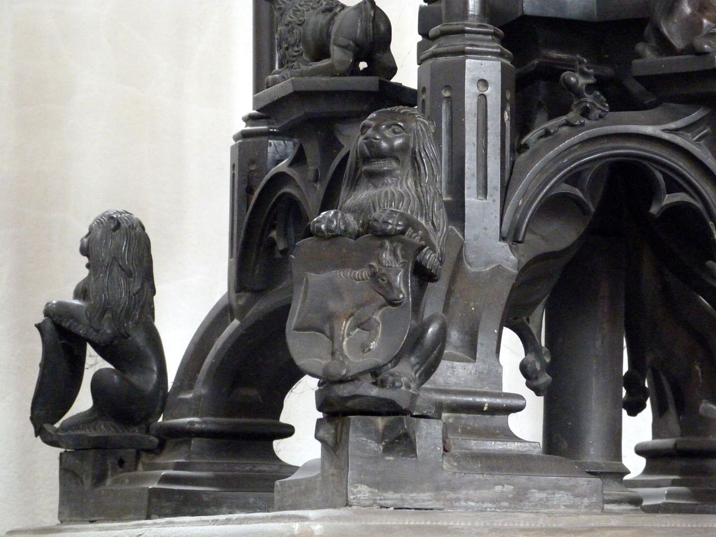 Baptismal font (Ochsenfurt) LIon with the Ochsenfurt coat of arms