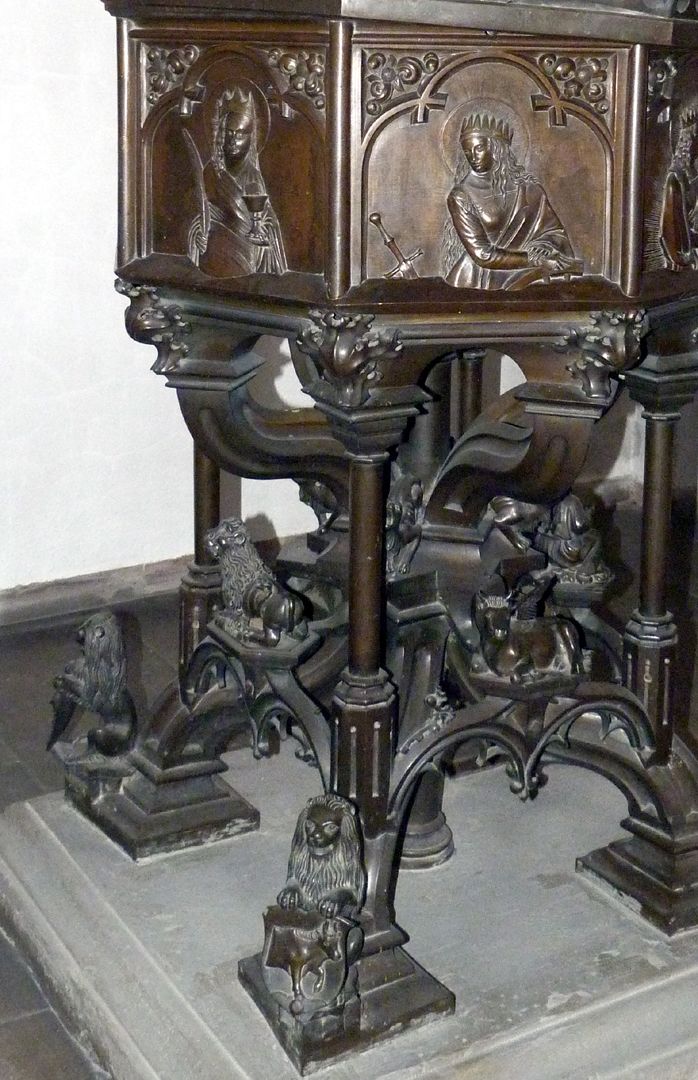 Baptismal font (Ochsenfurt) View from north-east. With representations of St. Barbara and St. Catherine