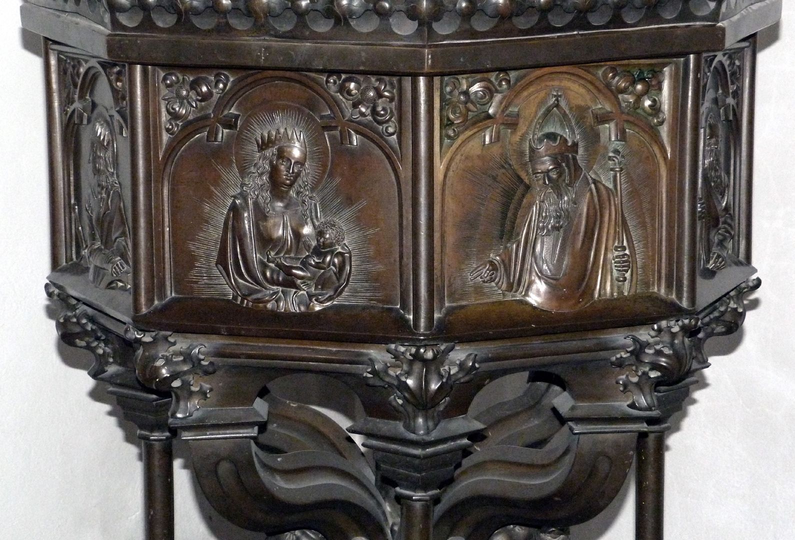 Baptismal font (Ochsenfurt) View from northwest. Baptismal font with depictions of the Mother of God with the Child Jesus and God the Father.