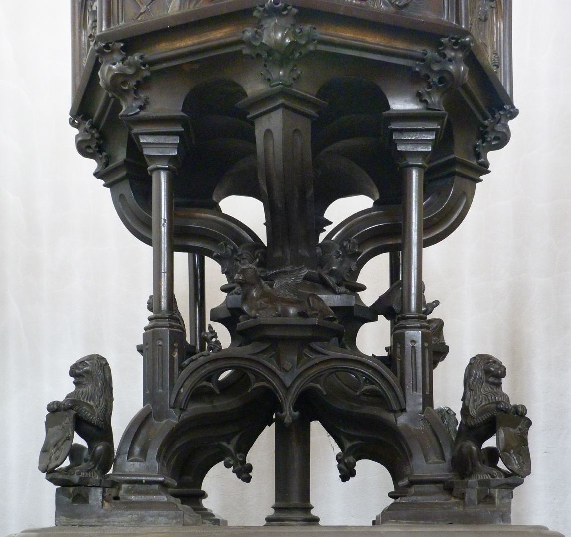 Baptismal font (Ochsenfurt) Supports of the basin (counter struts and buttresses)