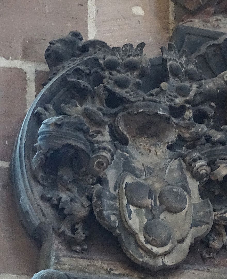 Wappenstein seitliche Ansicht von links, Detail