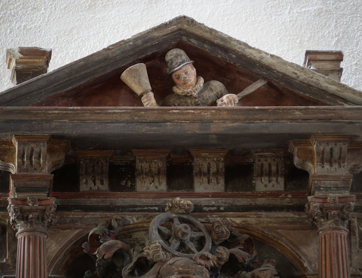 Epitaph des Wolf Christoph von Steinau Selbstbildnis des Bildhauers Hans Werner im Giebel mit Klöppel und Meißel