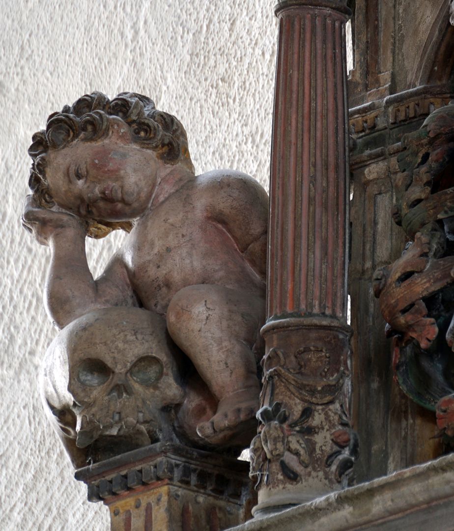 Epitaph des Wolf Christoph von Steinau Putto mit Totenkopf, seitlich Ansicht