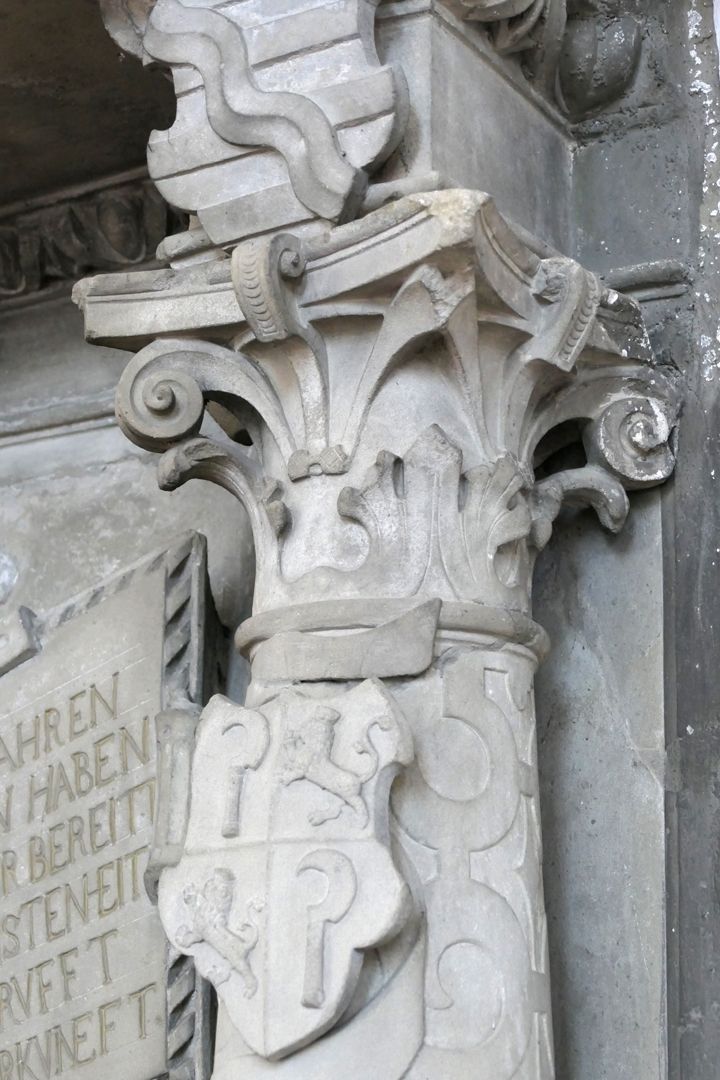 Grabdenkmal des Wilhelm von Wiesenthau und seiner Frau Anna Frauenseite, Wappen aus der Ahnenprobe und Kompositkapitell