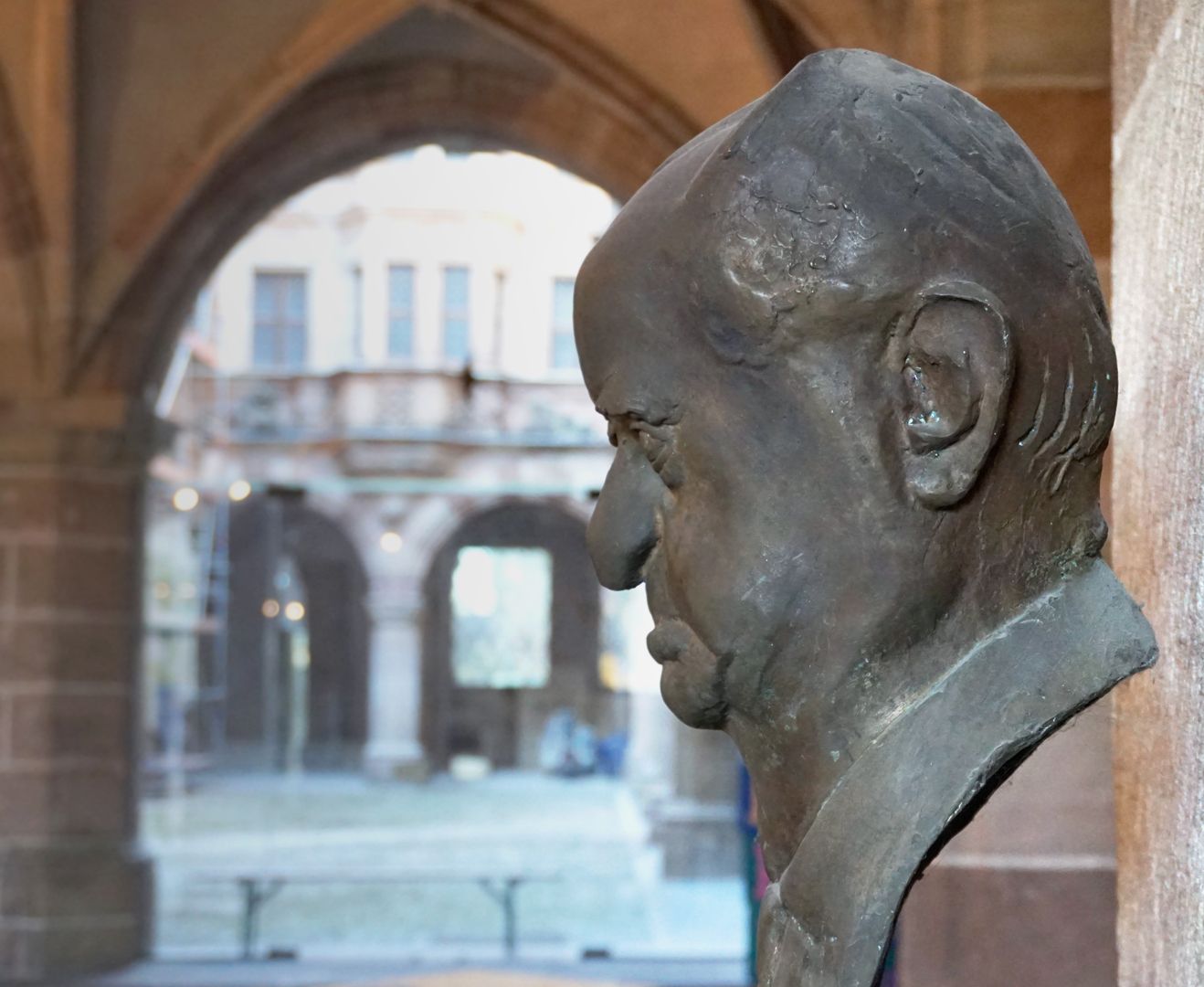 Bust of Hermann Kesten Side view from the south with a view into the Pellerhof