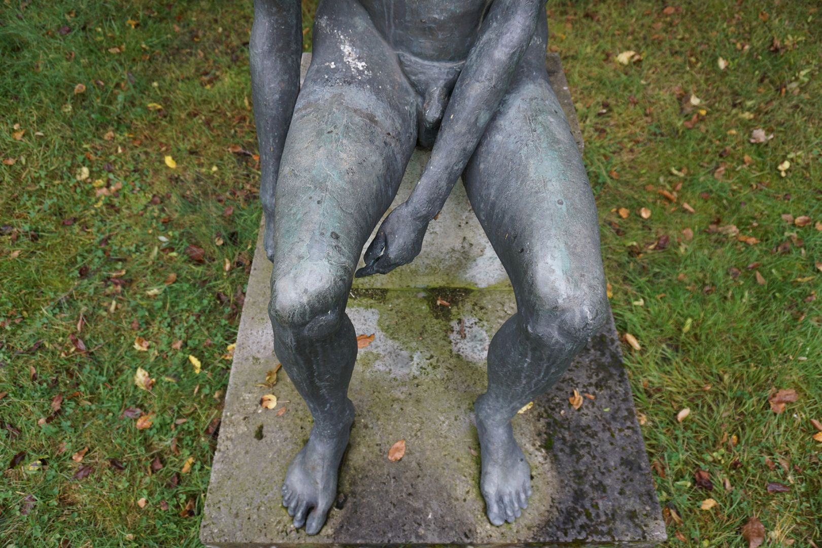 Sitzende Bronzefigur 
