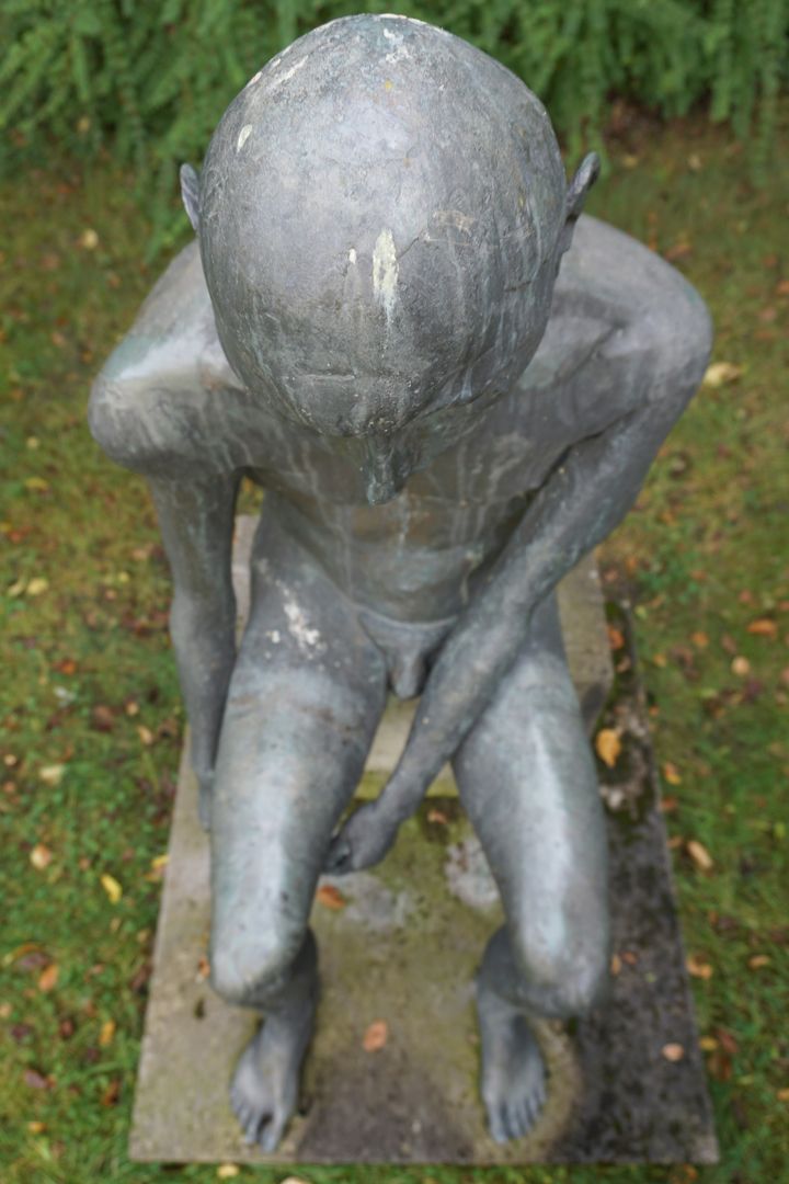 Sitzende Bronzefigur 