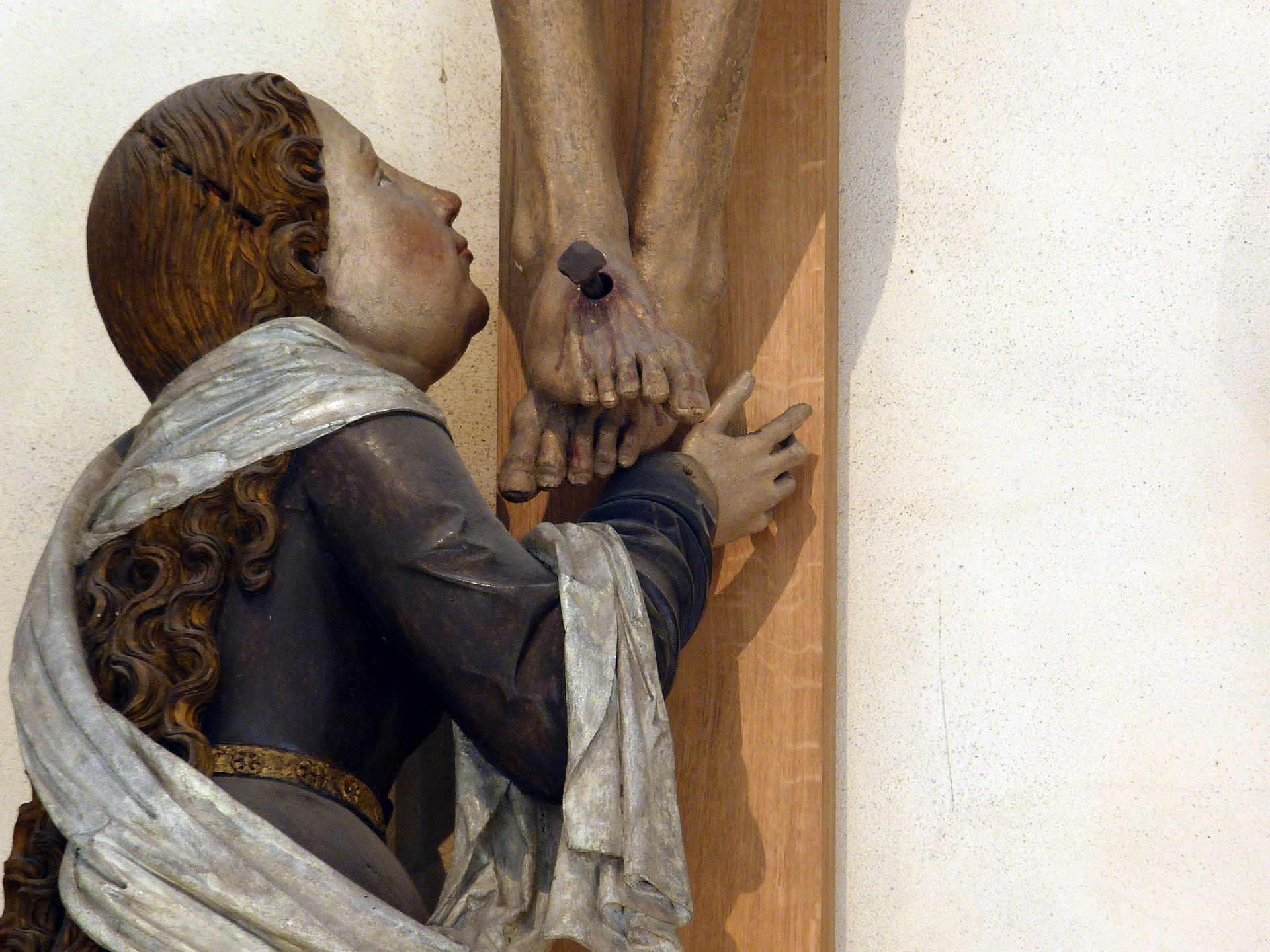 Crucifixion group Mary Magdalene, Detail