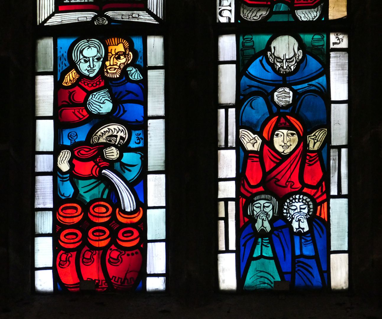 Evangelistenfenster / Johannes untere Fensterreihe: links, Hochzeit von Kanaa mit der Verwandlung von Wasser zu Wein / rechts, vier Gebetshaltungen (oben rechts und an anderer Stelle das "Om" Zeichen des Künstlers)