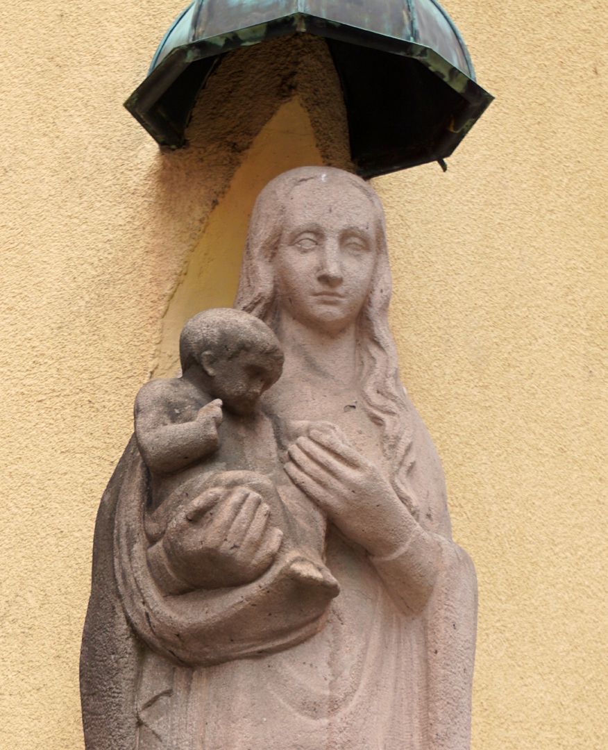Mary with the baby Jesus Front view, upper part of the body